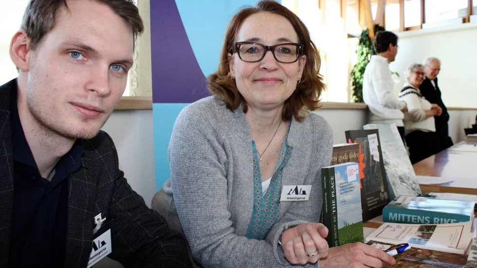 Arkeologerna. Böcker om arkeologi i Östergötland var populära på den rean, säger Albin Norqvist och Annika Konsmar från Historiska museets avdelning i Östergötland.