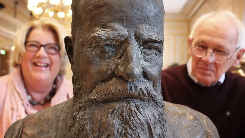 Välgöraren. Ogift och barnlös valde Henric Westman att skänka sin förmögenhet "till gagn och varaktig nytta". Eva Joelsson (S) och Rolf Edelman (M) är vice ordförande respektive ordförande i stiftelsen.