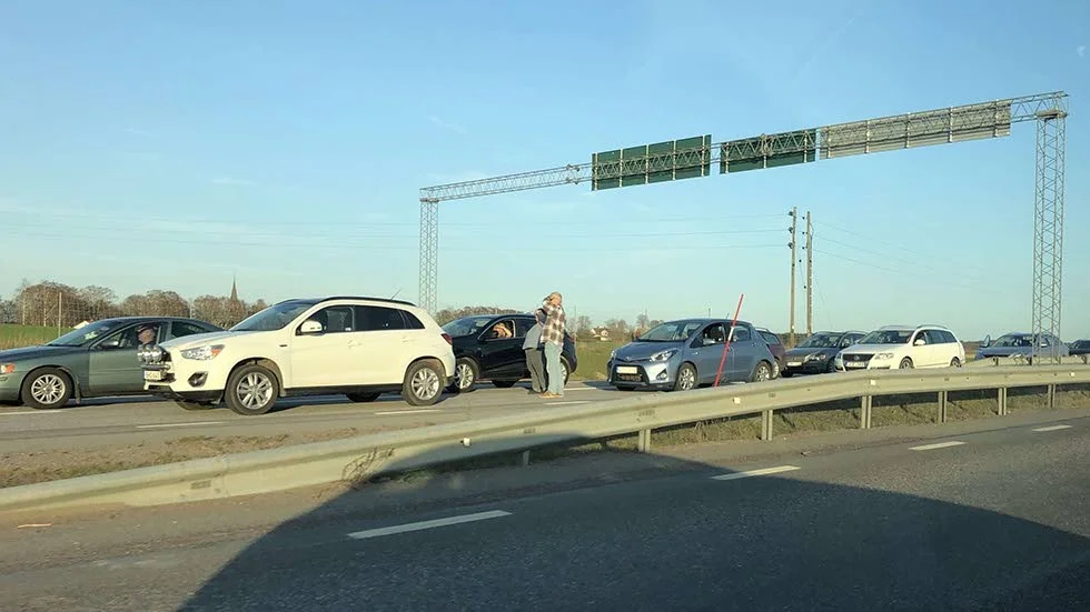 Köer på platsen efter olyckan.