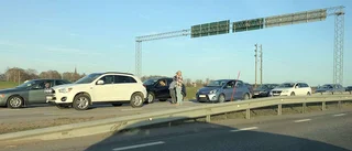 Mc körde in i lastbil – en har livshotande skador