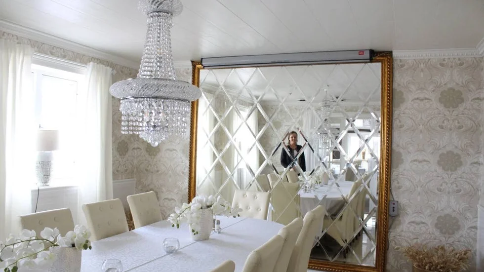 Kristallsalen är den finaste matsalen med lampor i polsk kristall, bröstpanel i kakel och alldeles unika tapeter, direktimporterade av Rakel Gustafsson.