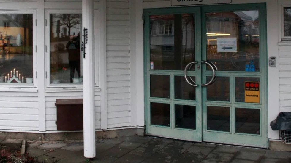 Kinda kommun har ingen skyldighet att erbjuda kaférörelse. Det kan dessutom vara ett tveksamt åtagande, enligt kommunallagen.