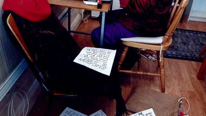Sven Lyra vid skrivmaskinen 1997.