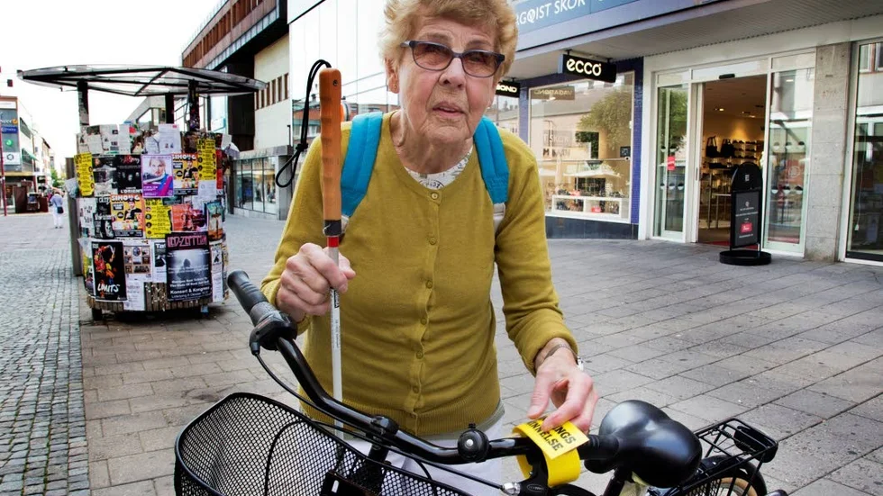 Ramlade i grop. "En väninna till mig ramlade faktiskt ned i en gatuarbetsgrop, med ledarhund och allt, berättar Clary Ferm.