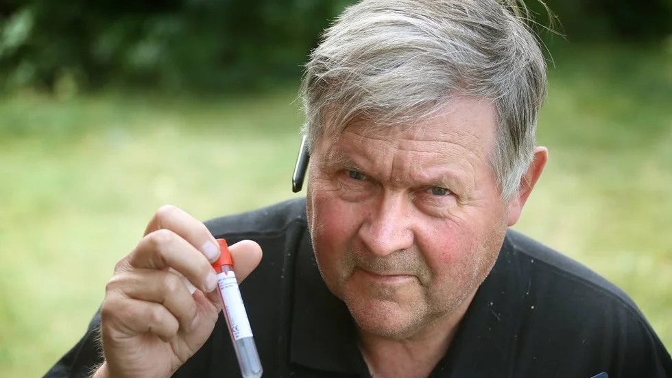 Blodprov. Stefan Lenér delar nu ut provör till jägare i området.
