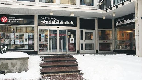 Kvar på bottenplan. Biblioteket behöver inte flytta från sina lokaler. I alla fall inte inom den närmaste framtiden.