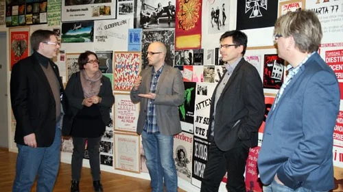 Per Lodenius, Karin Helmersson, Stefan Ölvebring, Lars Rosander och Partik Svensson Sahlin disskuterade kulturlivet i Hultsfred och främst Rockarkivet. Per Lodenius var glatt överraskad när han klev in genom dörren till Rockarkivet.