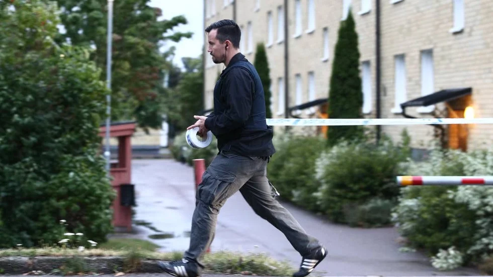 Utökat. Vid 21.30-tiden utökades avspärringarna över en granngård, enligt Correns fotograf.