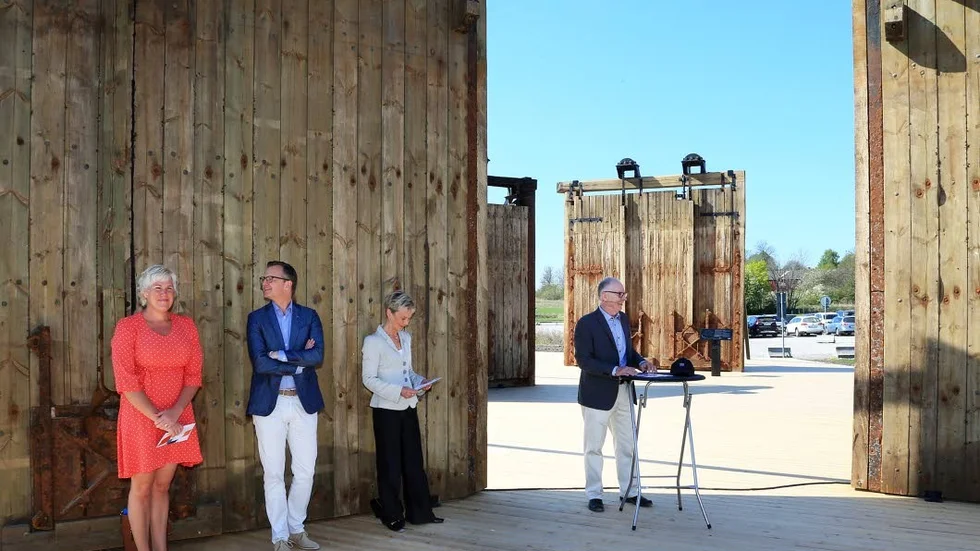Slussöppning. Kristina Edlund, Mikael Damberg, Elisabeth Nilsson och Anders Donlau invigde två utställningar, kanalsäsongen 2016 och framför allt det stora renoveringsprojektet.