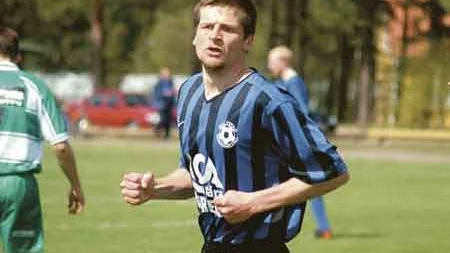 Niklas Tält spräckte nollan tidigt för Hjältevad/MAIS i derbyt mot Storebro som vanns med 2-1.