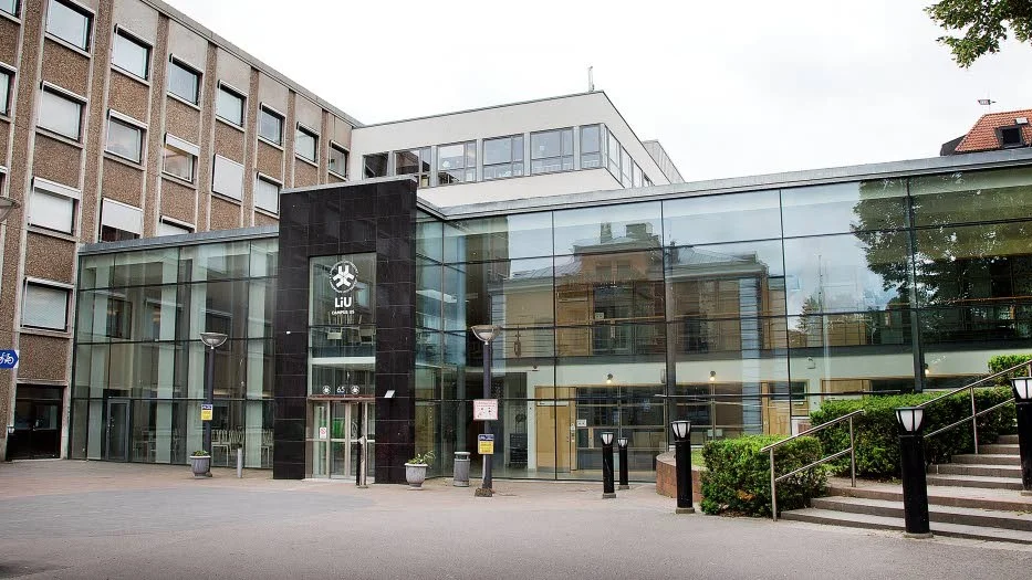 Medicinska fakulteten. Forskningen är utsatt i dag eftersom forskarna nästan hela tiden måste söka anslag. Men det är något som varje enskild forskare måste kunna hantera, menar den statliga utredaren kring oredlighet, Margaretha Fahlgren.