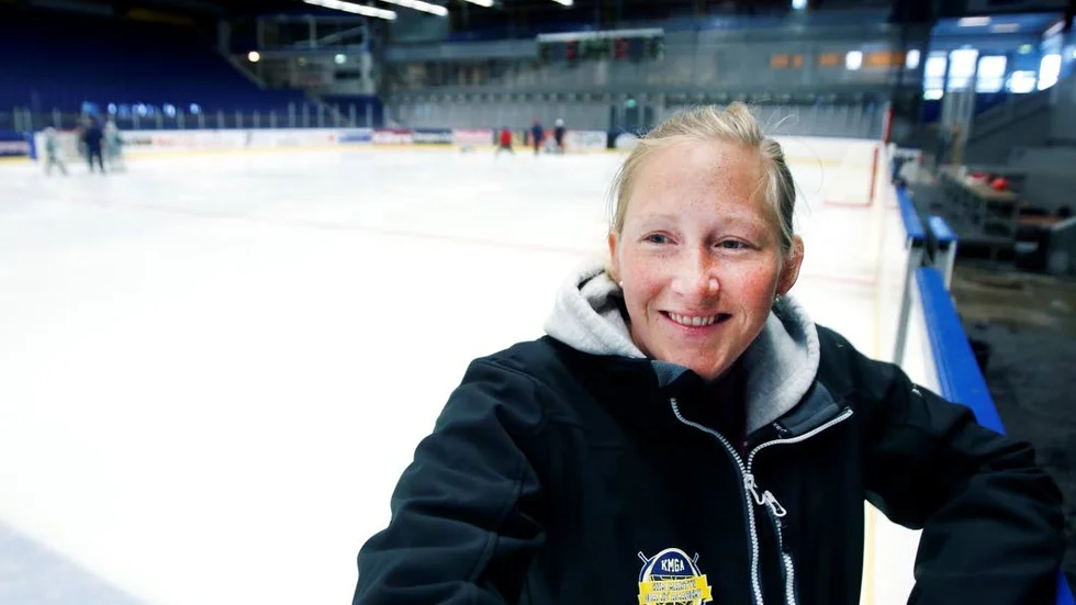 Kim Martin Hasson ligger bakom sitt eget målvaktsläger.
