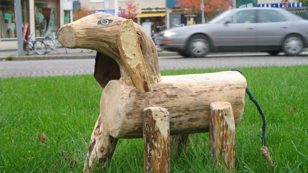 Denna odöpta hund vaktar Abiskorondellen.