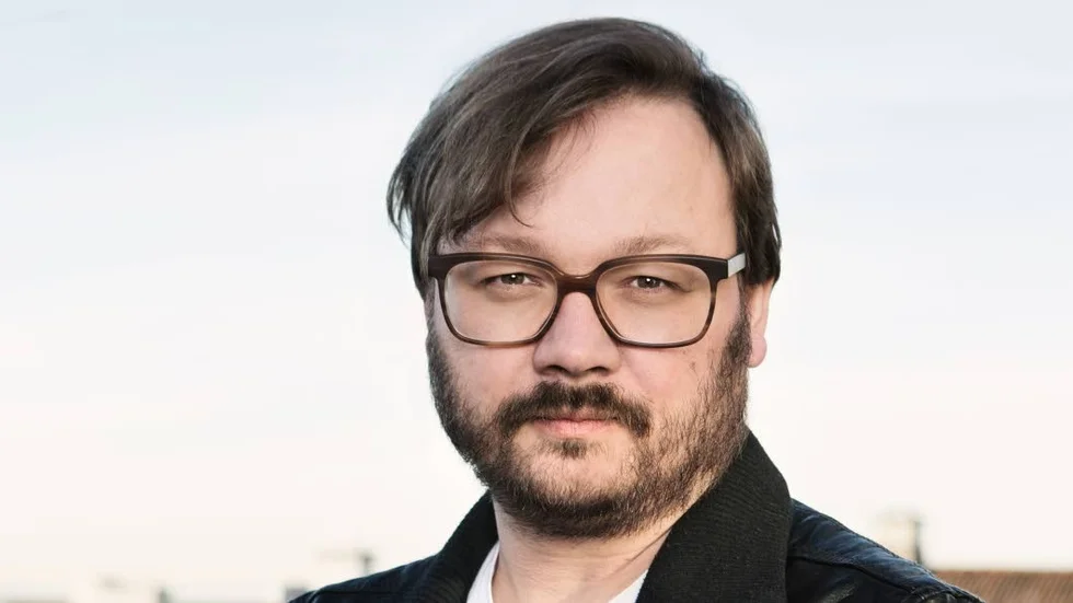 Ingar Johnsrud, född 1974, arbetade tidigare som journalist på Verdens gang. I Norge släpps i dagarna "Kalypso" – andra delen i hans planerade trilogi.