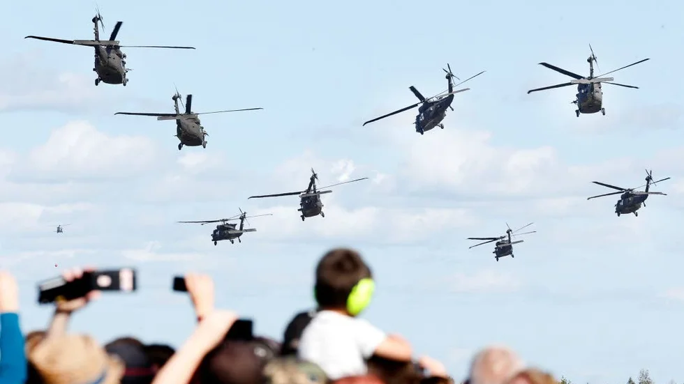 Åtta Black Hawk-helikoptrar i luften samtidigt.