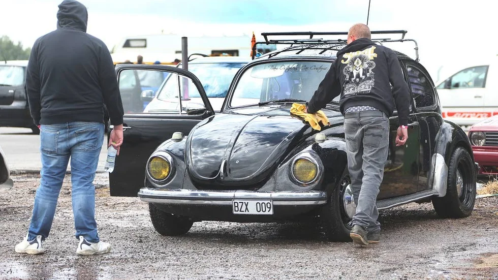 Finlir. I ett hörn av området finns en utrymme för att putsa till sina bilar. Fredrik Granquist ska tävla med sin VW 1302 på söndag.