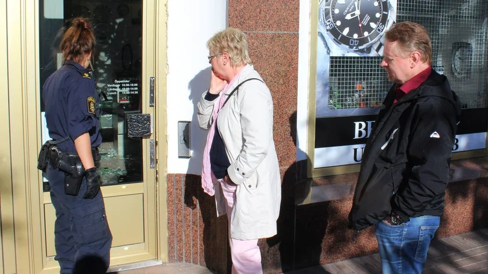 Elisabeth och Lars Berlin väcktes tidigt i morse av beskedet att deras butik drabbats av inbrott.