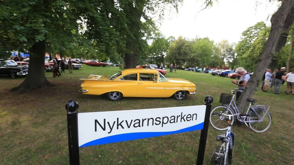 Tjugo torsdagar under sommarsäsongen är det motorträffar i Nykvarnsparken. Intresset är stort.
