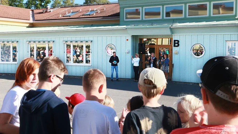 Samling på skolgården. På fredagen samlades alla 530 eleverna på Kärna skolas skolgård för att få reda på hur många boksidor de slukat i sommar. Svar: 299 569 stycken.