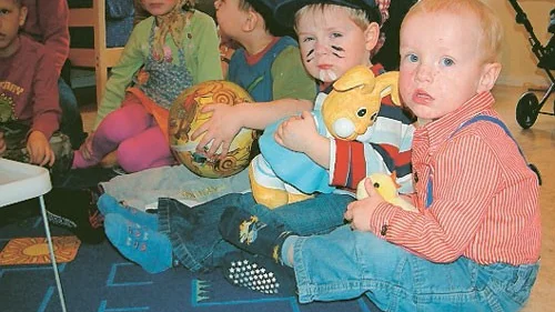 August Gustavsson, närmast, Emil Karlsson, Casper Olsson och Elvira Gustavsson var påskgubbar och påskkärringar på dagiset Benjamin i Mariannelund.
