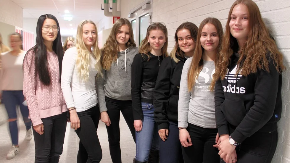 Nathalie Oskarsson, Julia Rosin, Linnea Brose, Isabelle Nord, Ida Granqvist, Lovisa Rosin och Matilda Hammar åker till London idag. Allt började som en önskedröm när de gick i sjuan. Foto: Rebecca Forsgren Malmström