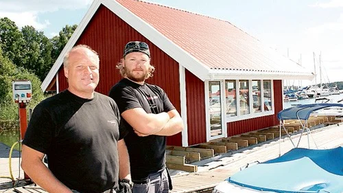 Olle Johansson driver marinan med sin bror Anders Johansson. Sonen Dick Johansson, till höger, arbetar i företaget. Just nu jobbas det för fullt med flotten där det kommer att finnas bastu, badtunna och övernattning på loftet.