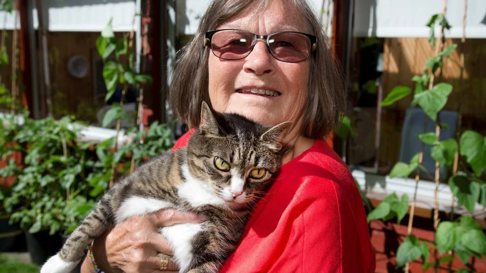 Kelig. "Mormor" Gitte och Sally, dottern Sabines katt kelar gärna när Sally är på besök. Men det blir bara korta kel, Sally vill helst stå på egna ben.