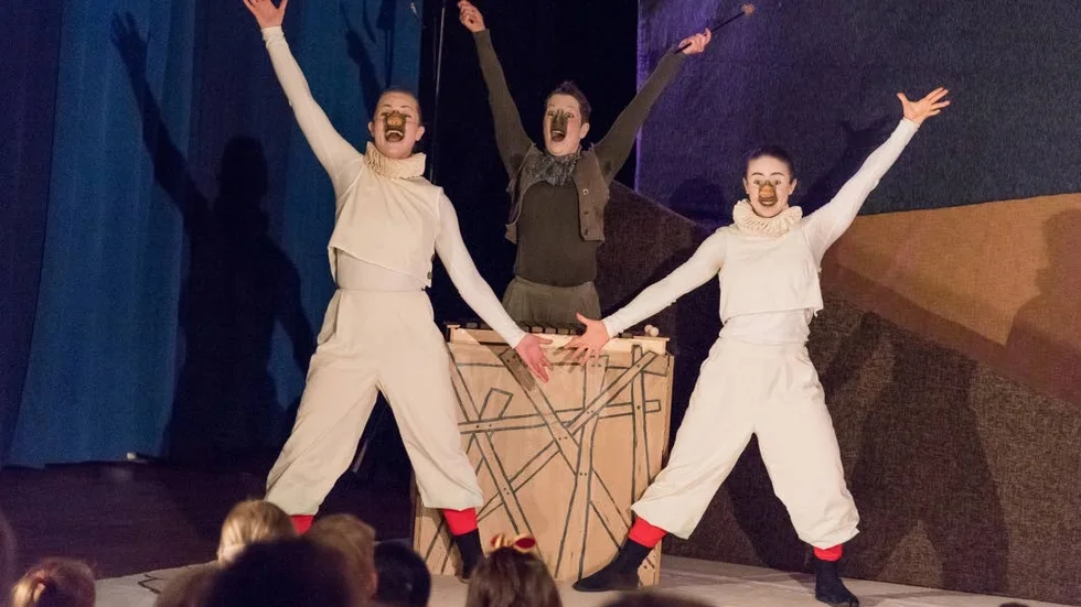 Bilden är från förra årets föreställning av pjäsen Guji-Guji med Boulevardteatern. Föreställningen möjliggjordes tack vara medel från Skapande skola. Även i år blir de teater, nu för de mindre barnen.
