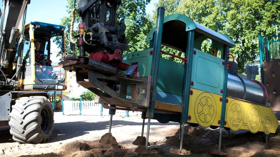 Hösten 2015 påbörjades renoveringen av Stadsparkens lekpark och tåget togs bort.