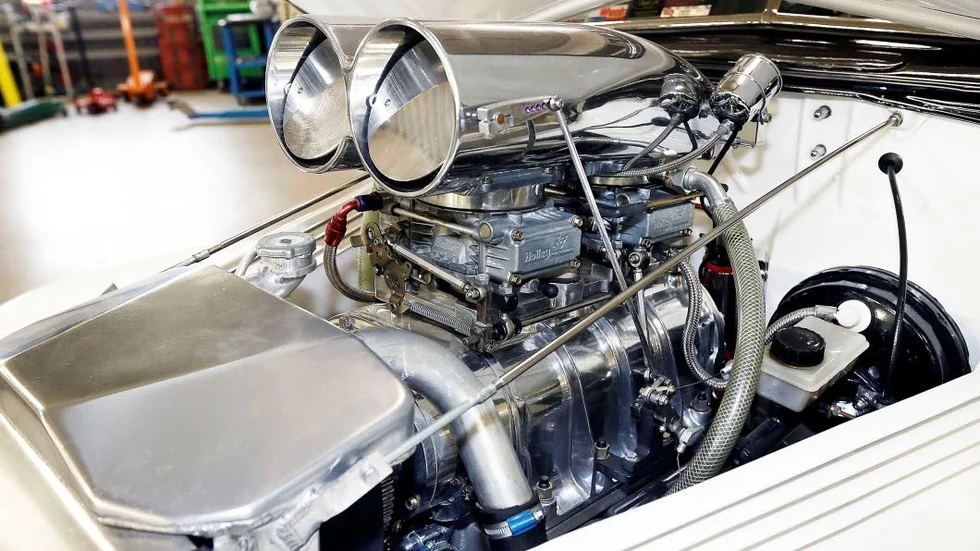 Ford Tudor 1938 med en kompressormatad Cheva 355.