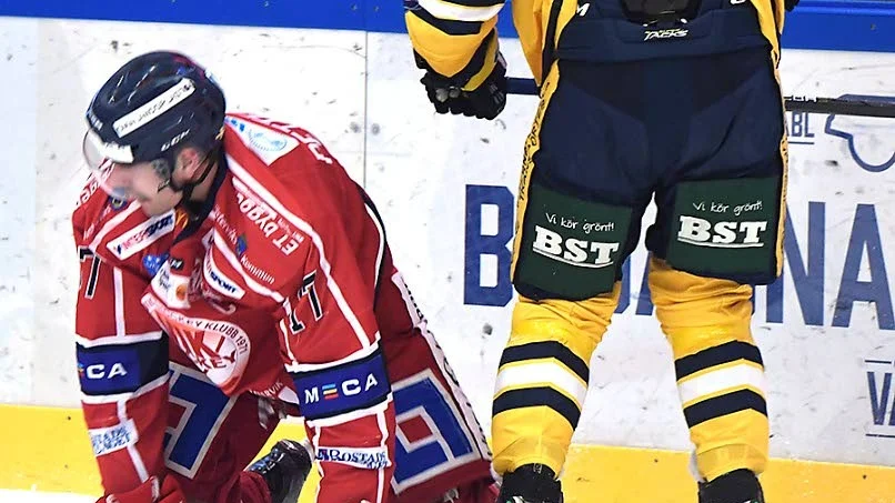 På fall. Dan Pettersson hamnade på knä mot Södertäljes Marcus Boman.
