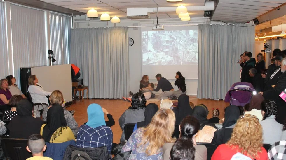 Från krigets fasor i Syrien till ett liv i Sverige. Publiken bjöds på en gripande teaterföreställning som medlemmar i Motala kristna förbund spelade upp.