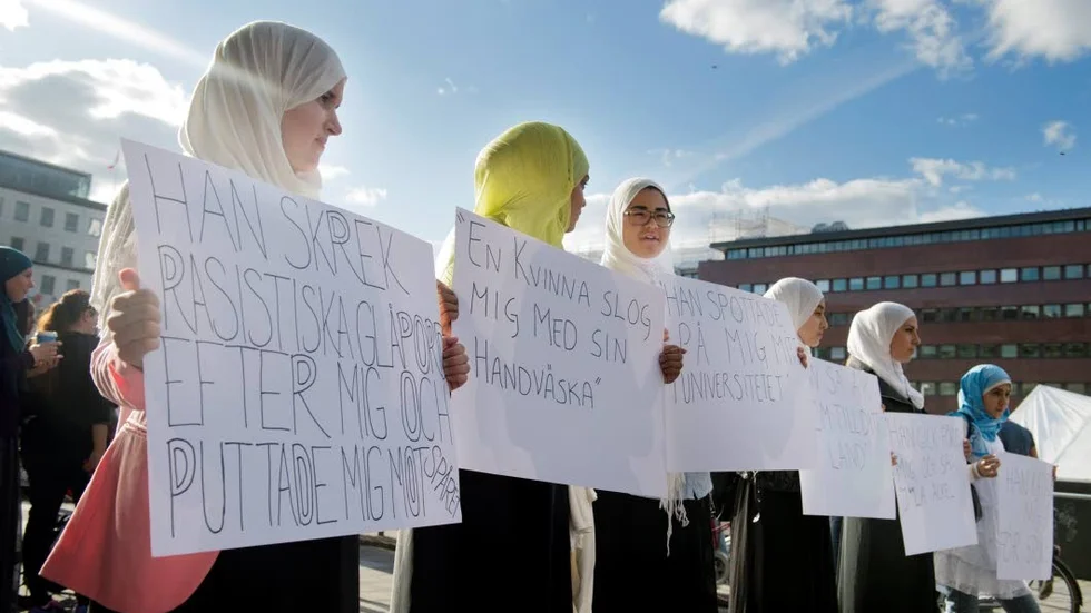 Hijab.
Alla har rätt att bära slöja liksom att göra valet att inte bära den. Det är oacceptabelt att trakassera kvinnor som bär sljöa.