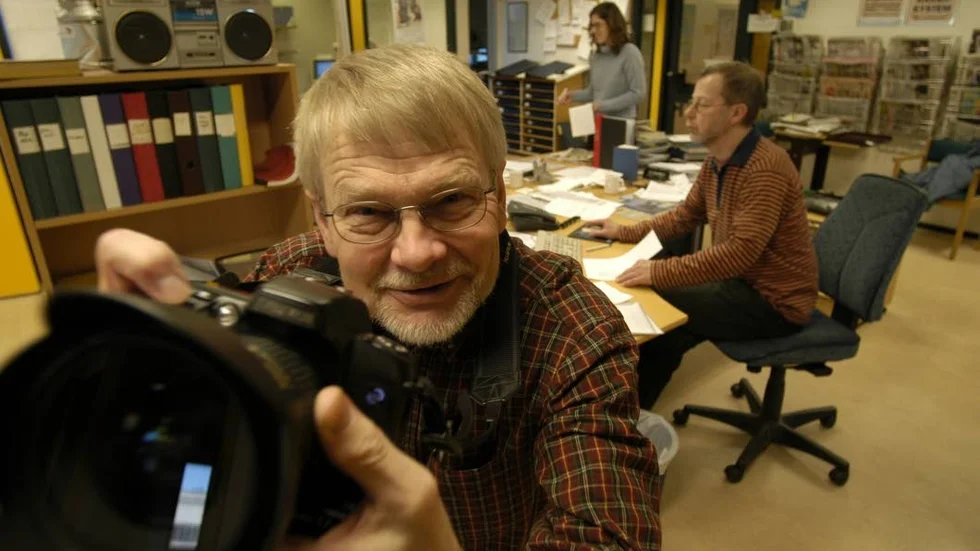 Då. Tor Wiklund var anställd på Västerviks-Tidningen från 1961 till 2003. Här en bild i samband med hans pensionering. I bakgrunden dåvarande redaktionschefen Bosse Sandebäck samt reporter Marie Kerrolf.