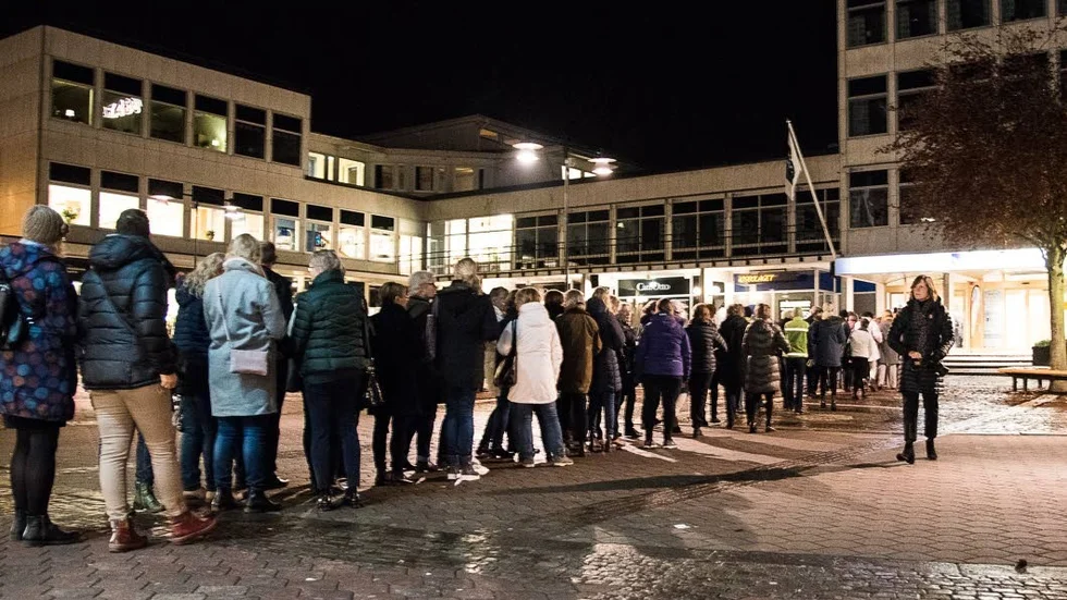 Lång kö. Många väntade långt innan dörrarna öppnades.