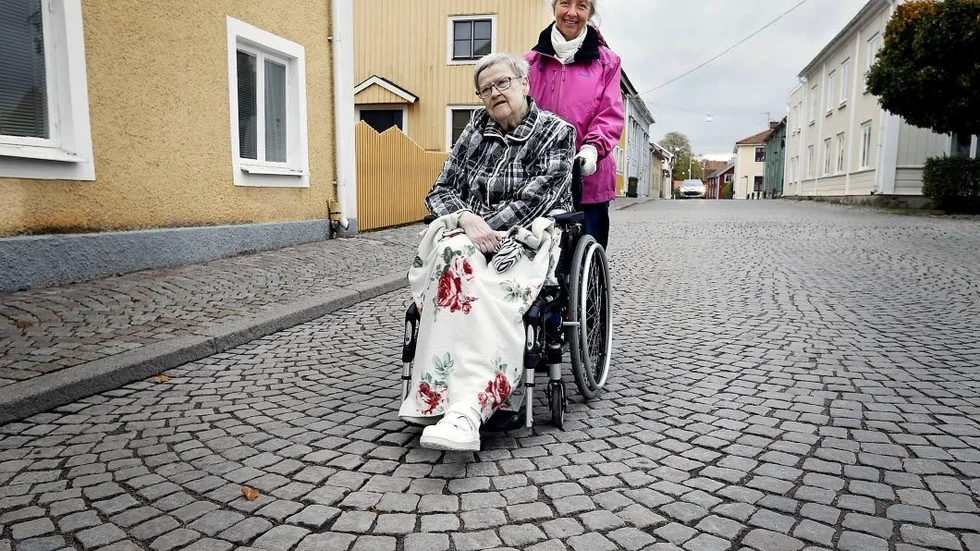 Det blir en hoppig färd, tycker rullstolsburna Katarina Hellqvist och diakon Helena Svensson.