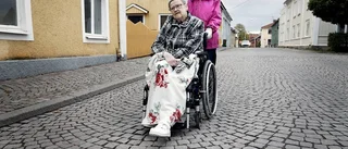 Gatstenar ifrågasätts i centrum