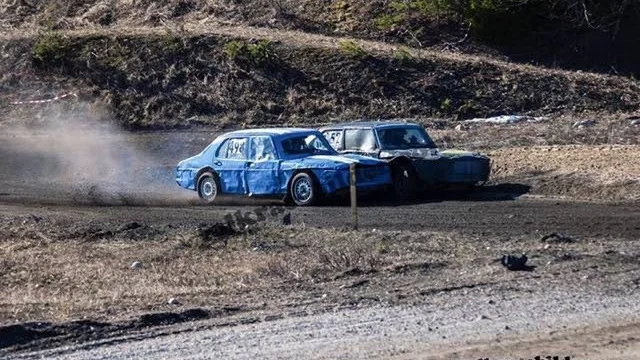 KAMP. Det kördes så det rök i Eskilstuna, här SMK Motalas Victor Gustafsson i ljusblåa bilen i kamp mot Tobias Svärd.