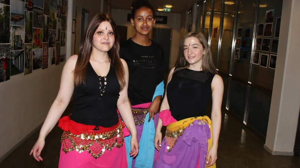 Emma Birgersson, Grmawit Asmelash och Irma Halilovic bjöd på orientalisk dans på Platengymnasiet.