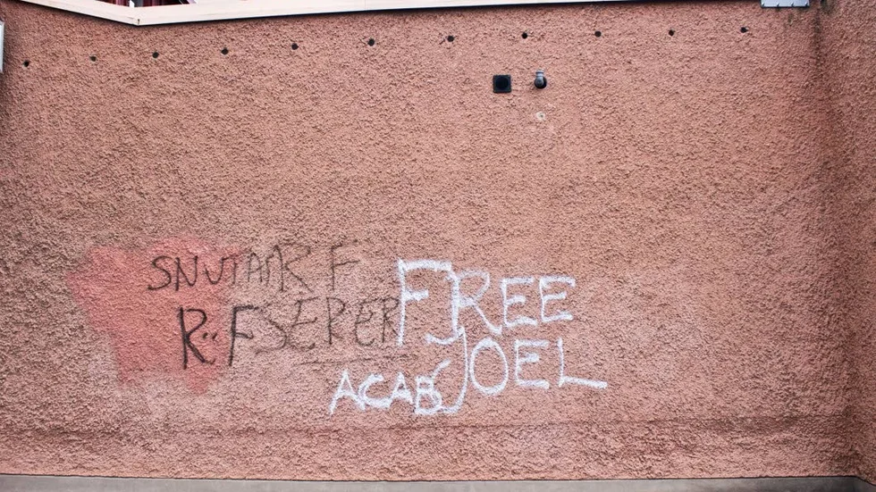 Klotter upptäcktes på polisstationen i Motala.