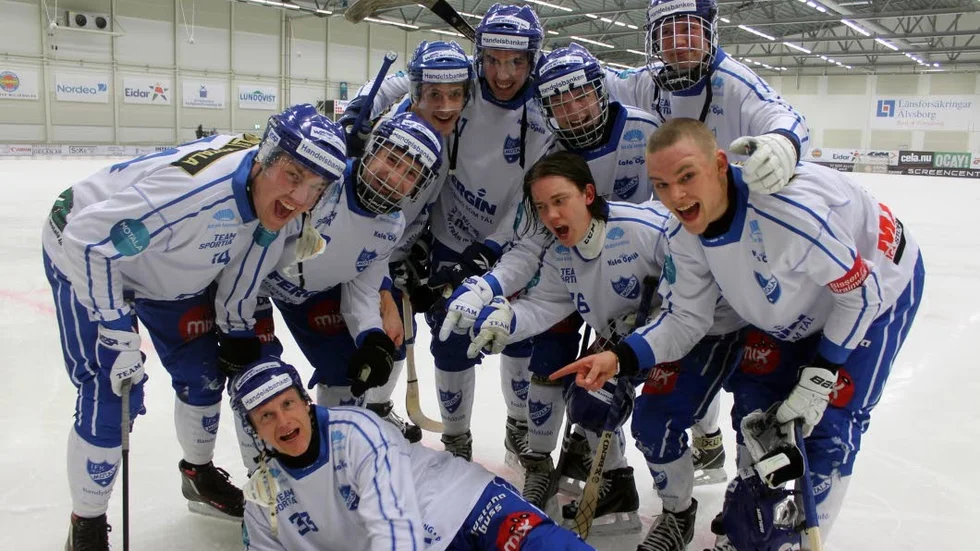 MARS 2017. Patrik Spångberg hyllas av lagkompisarna sedan han på sin 46-årsdag gjort tre mål i Trollhättan. IFK vann ett galet drama mot Gripen med 6–5.