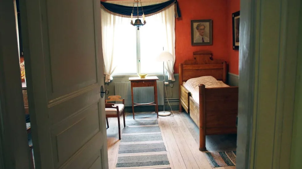 Ett av sovrummen som ägarna har låtit återskapa så som det var möblerat på 1800-talet.