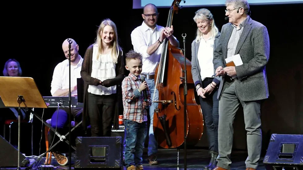 På scen, Gudrun Rönsen, Pontus Lindell, storasyster Ellen Ström, Egon Ström, pappa Robert Ström, Inca Asknert och Ulf Holmertz.