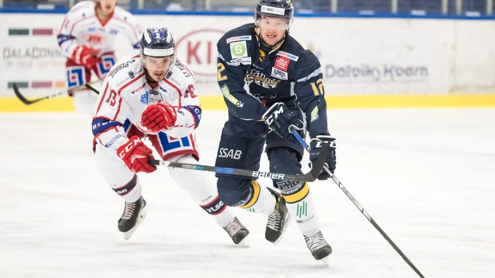 180412 Vsterviks Oskar Svanlund och Borlnges Nils Eriksson  i ishockeymatchen i kval till hockeyallsvenskan mellan Borlnge och Vstervik den 12 april 2018 i Borlnge.
Foto: Daniel Eriksson / BILDBYRN  / kod DR / COP 173