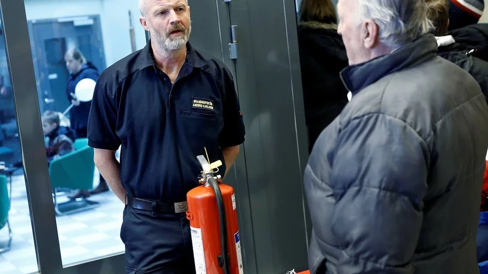 Brandinspektör Anders Karlsson delar med sig av både muntlig som skriftlig information till besökarna.