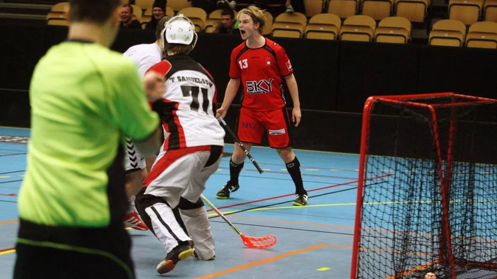 Hampus Karlssons ljumske har stoppat honom från spel i elva månader.
