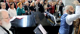 Gatans röster fyllde kyrkan