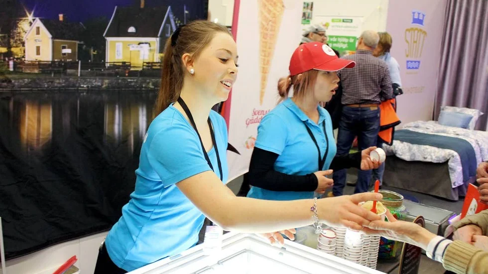 Glass i stora lass. Hamnpirens Annie Andersson och Matilda Andersson skopade upp glass till mässbesökarna.