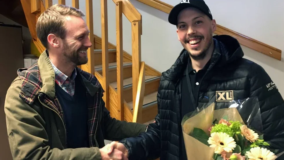GRATTIS. Vätternrundan och Maifs idrottsallians gratulerar genom Sven Montelius IFK Motala till elitserieplatsen. Olle Nordlund mottar blommor och kort för IFK Motalas räkning.