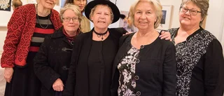 De gör konstverk med nål och tråd